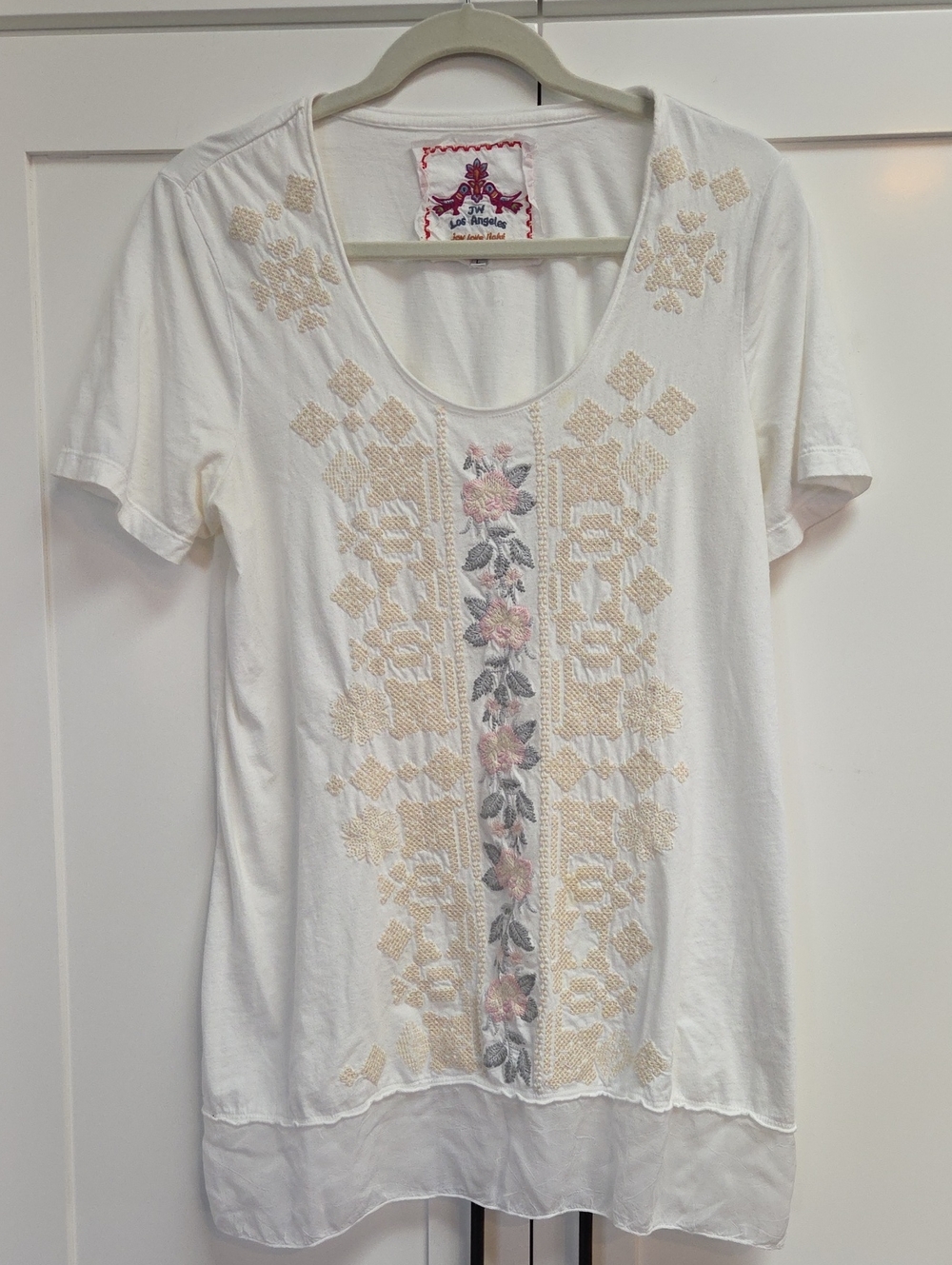 Johnny Was White Short Sleeve  Top with Beige and Pink Embroidery Size Large